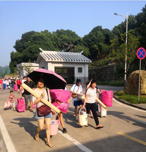 图2：家长送学生图片.png