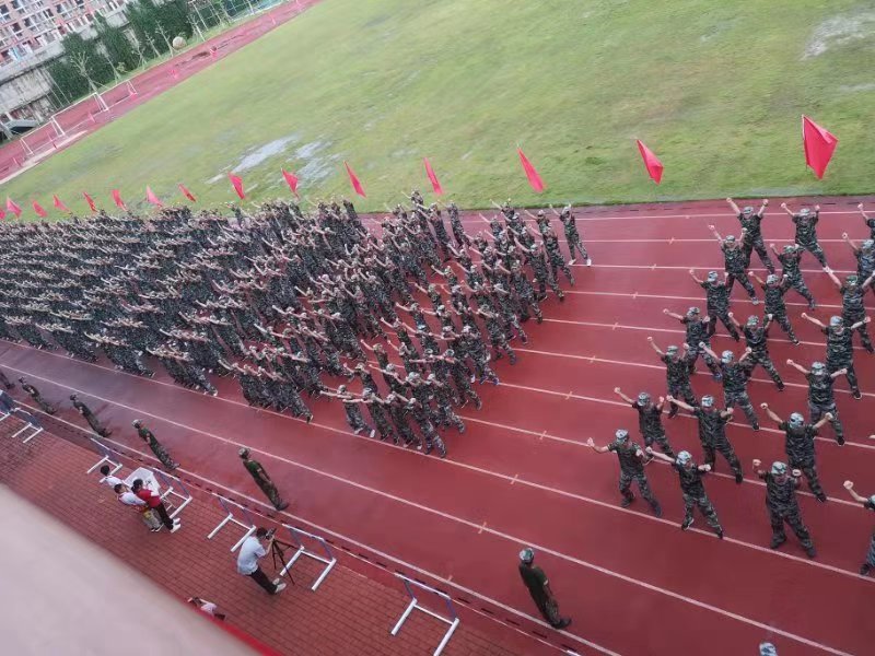 高一表演军体拳远景照.jpg